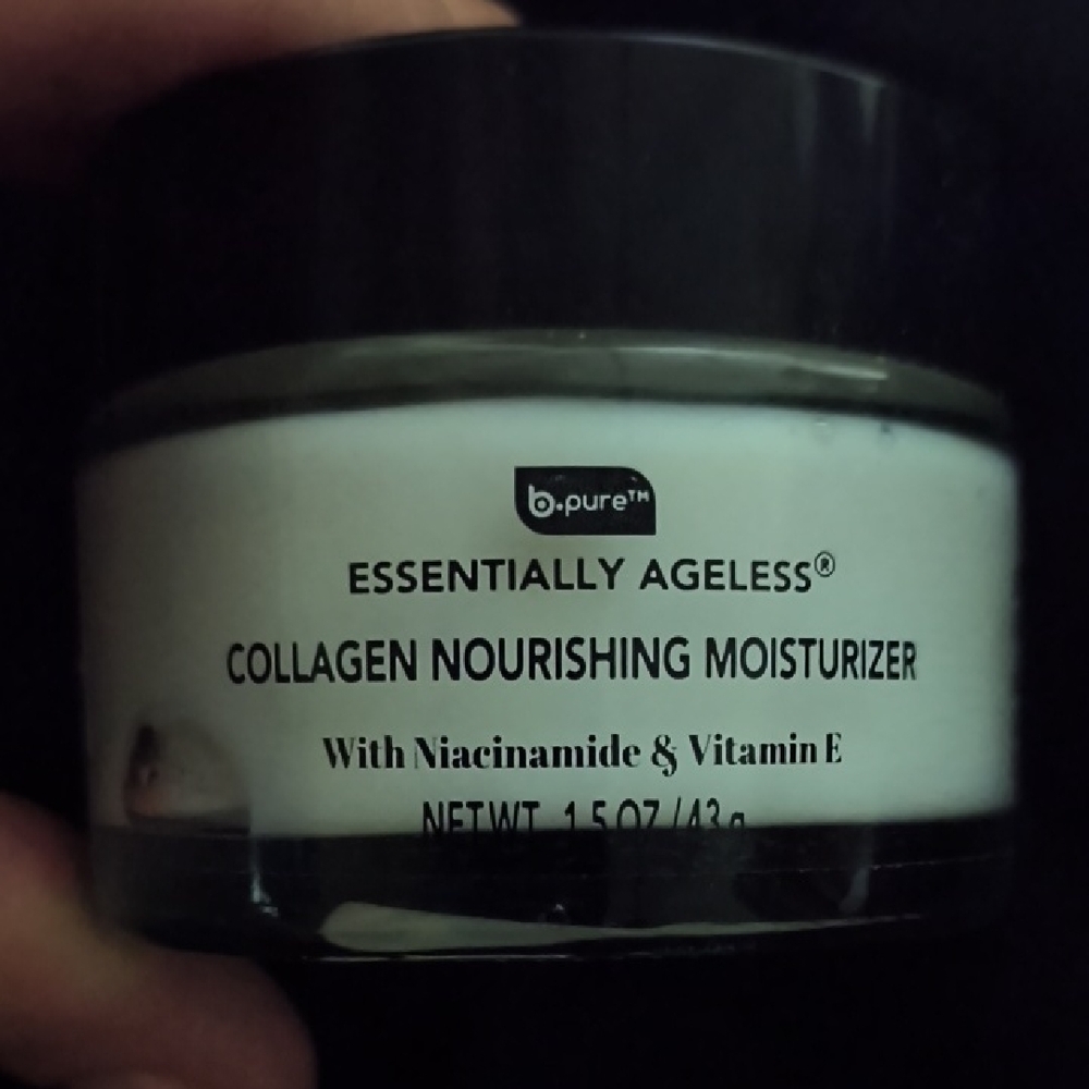 Essentially Ageless Collagen Nourishing Moisturizer - White